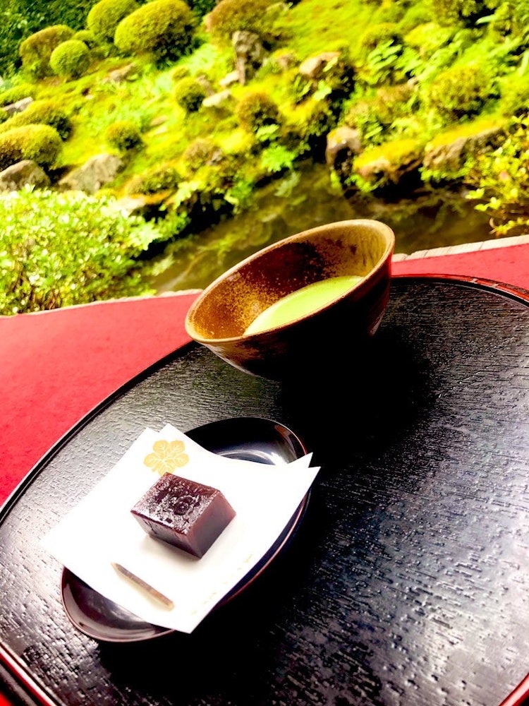 [画像1]京都府、三千院にて抹茶とお茶菓子。苔生す庭園で悠久な時の流れを感じます。