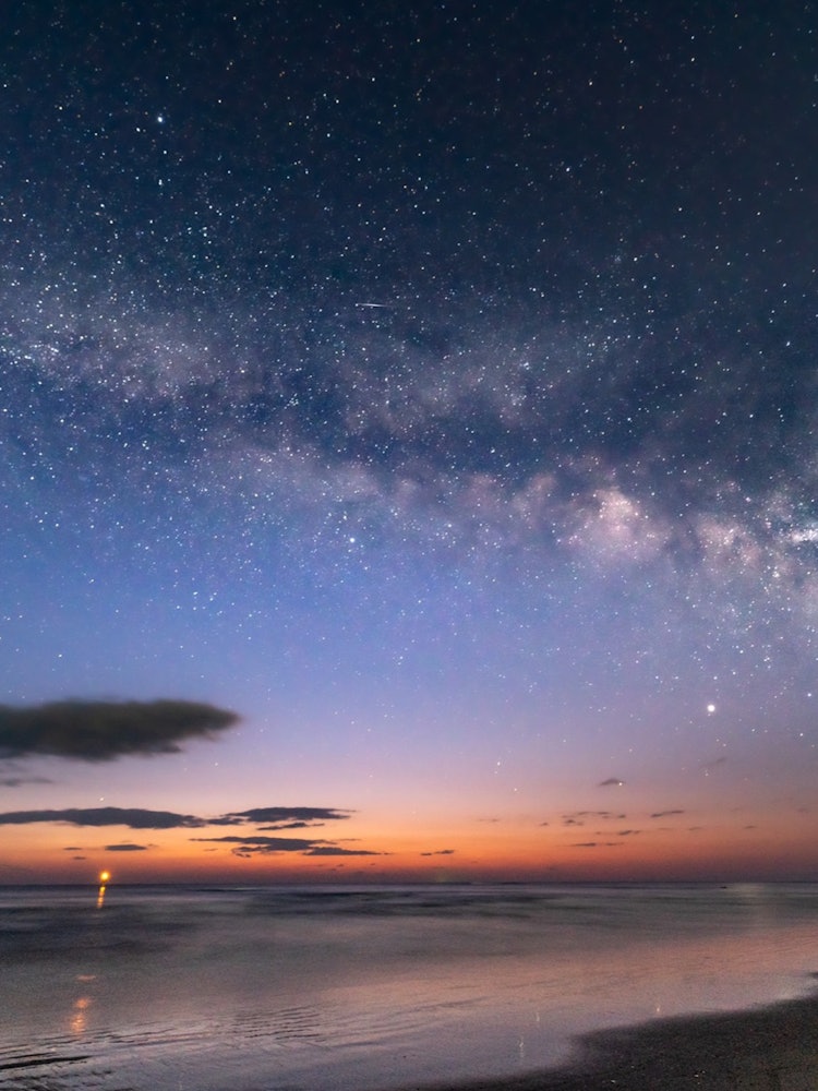 [相片1]烏索海岸的銀河系。這是一張有價值的照片，可以在日出前的短時間內拍攝。
