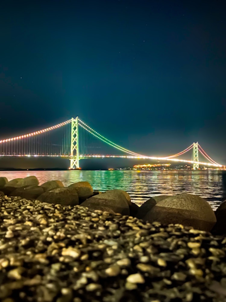[Image1]Hyogo Akashi Kaikyo BridgeI took a bulb photo of the colorful light-up.The small rows of lights on t