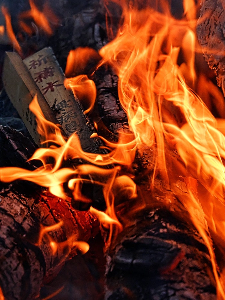 [이미지1]스미요시 타이샤 신사(Sumiyoshi Taisha Shrine)와 대국 축제(Great Country Festival)에서 촬영한 사진사람의 기도는 불꽃으로, 연기로, 하늘로 치