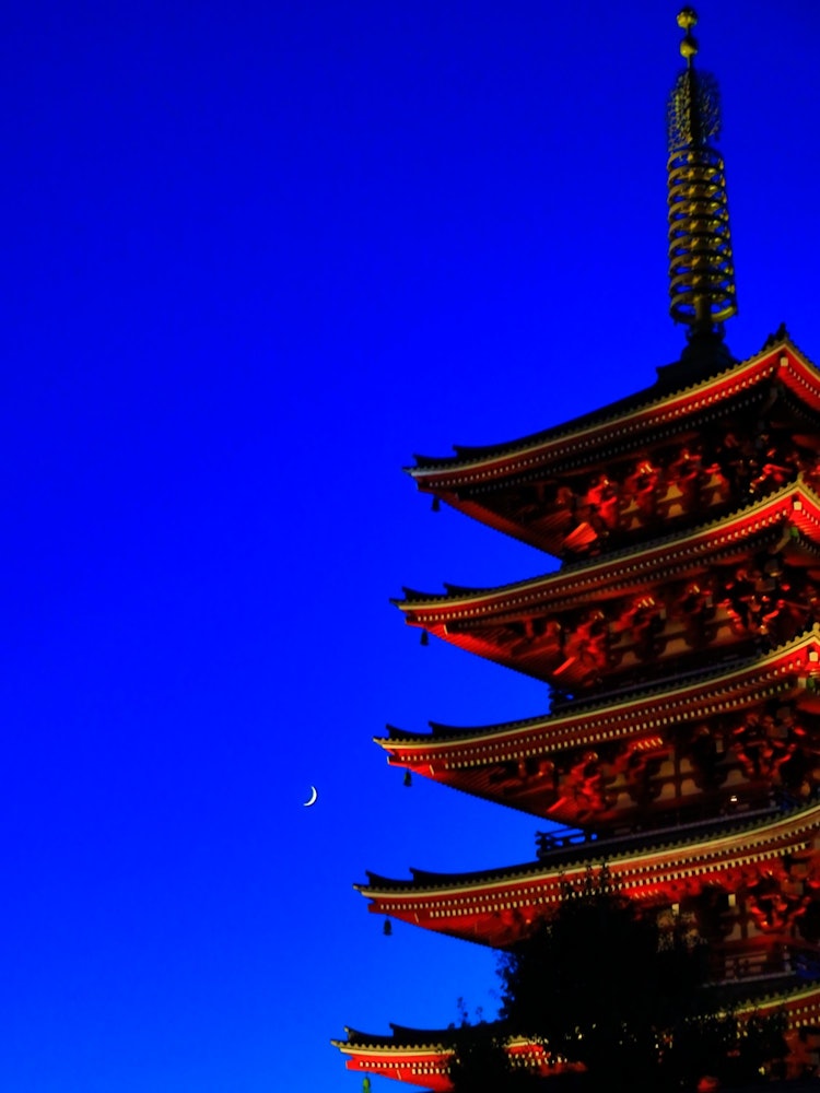 [相片1]我碰巧在傍晚散步时看到了它，所以我拍了一张新月与浅草寺五重塔的照片，尽管它距离新月大约两天。