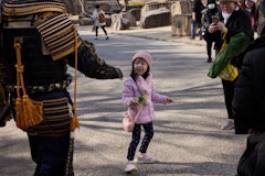 [이미지2]오사카 성에서 이국적인 아이들과 노는 사무라이⚔전쟁 없는 평화로운 날...