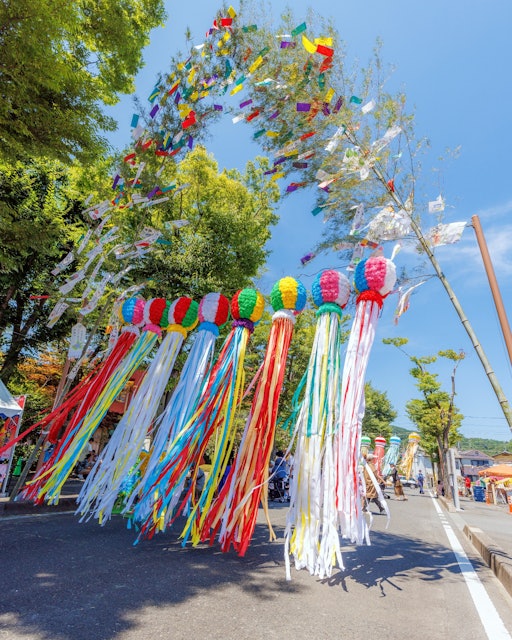 [画像1]大きな七夕飾りは地元の人たちで作った願いが込められてます埼玉県小川町　七夕祭り