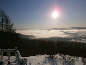 [相片2]【十勝川溫泉的壯麗景色】雲龍這是在1~2月的嚴冬季節，當溫度低於-15°C的清晨出現的河霧。它後來被稱為「雲龍」，因為它看起來好像一條龍漂浮在十勝川的流動中。您可以在十勝丘天文臺看到這個景色。這是只有