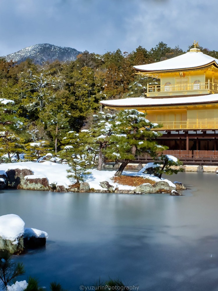 [Image1]After the heavy snowfall, the pond of Kinkakuji Temple remains frozen. During the shooting, the sky 