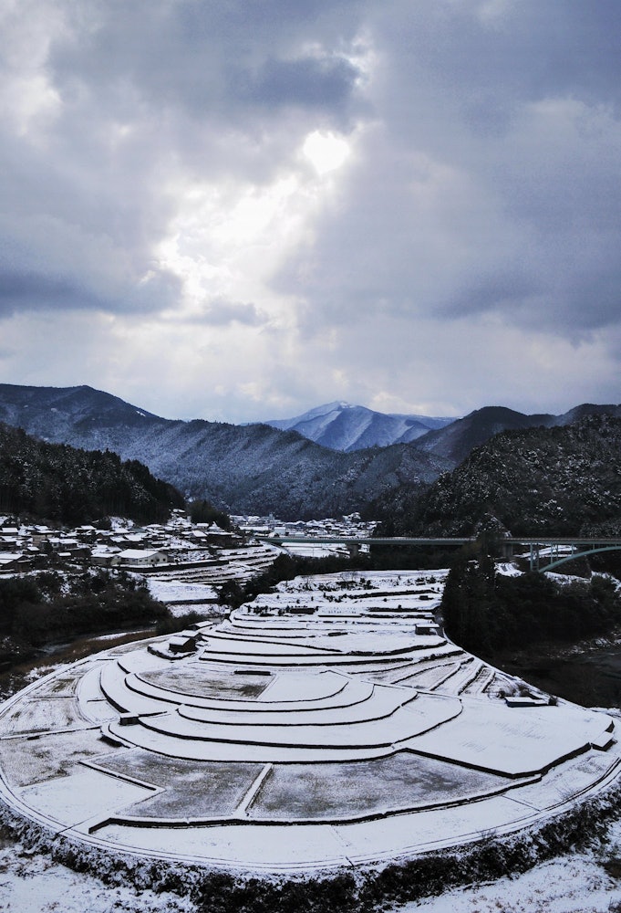 [画像1]和歌山県の棚田・静かに春を待つ「あらぎ島」です。