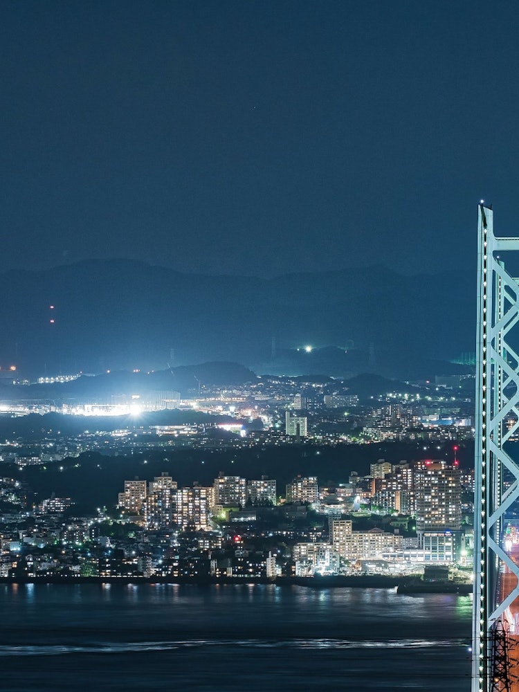 [画像1]兵庫県淡路市にある石の寝屋緑地ここは神戸市明石市の夜景が見られ目の前には明石海峡大橋も見れて苦労して山を登ると絶景が待っていて地元の人でもあまり知られていないオススメの夜景スポットです😌