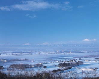 [相片1]【十勝川溫泉的壯麗景色】雲龍這是在1~2月的嚴冬季節，當溫度低於-15°C的清晨出現的河霧。它後來被稱為「雲龍」，因為它看起來好像一條龍漂浮在十勝川的流動中。您可以在十勝丘天文臺看到這個景色。這是只有