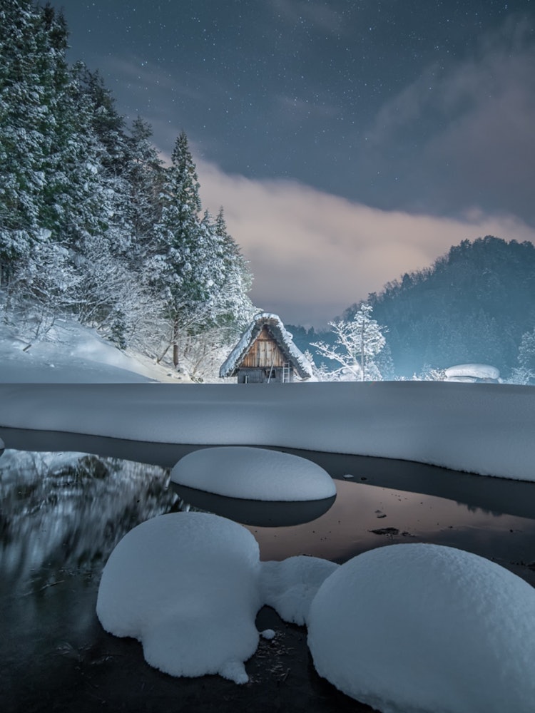 [相片1]岐阜县，白川乡。这个白雪皑皑的村庄的夜晚就像童话世界一样美丽。许多合掌风格的房屋仍然存在。
