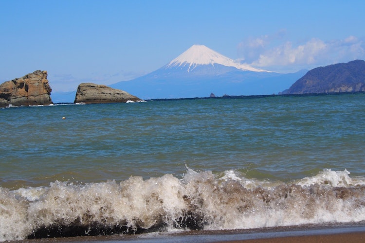 [画像1]３月に伊豆の雲見海岸から撮った富士山です。前日、大雨が噓のように晴れ、しばらく動けなくなるほど駿河湾越しの富士山がきれいでした。#春#フォトコンテスト