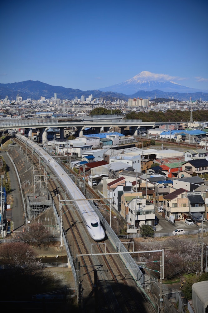 [相片1]靜岡縣靜岡市，一個可以同時欣賞富士山和新幹線的地方。據說這是新幹線罕見的曲線。
