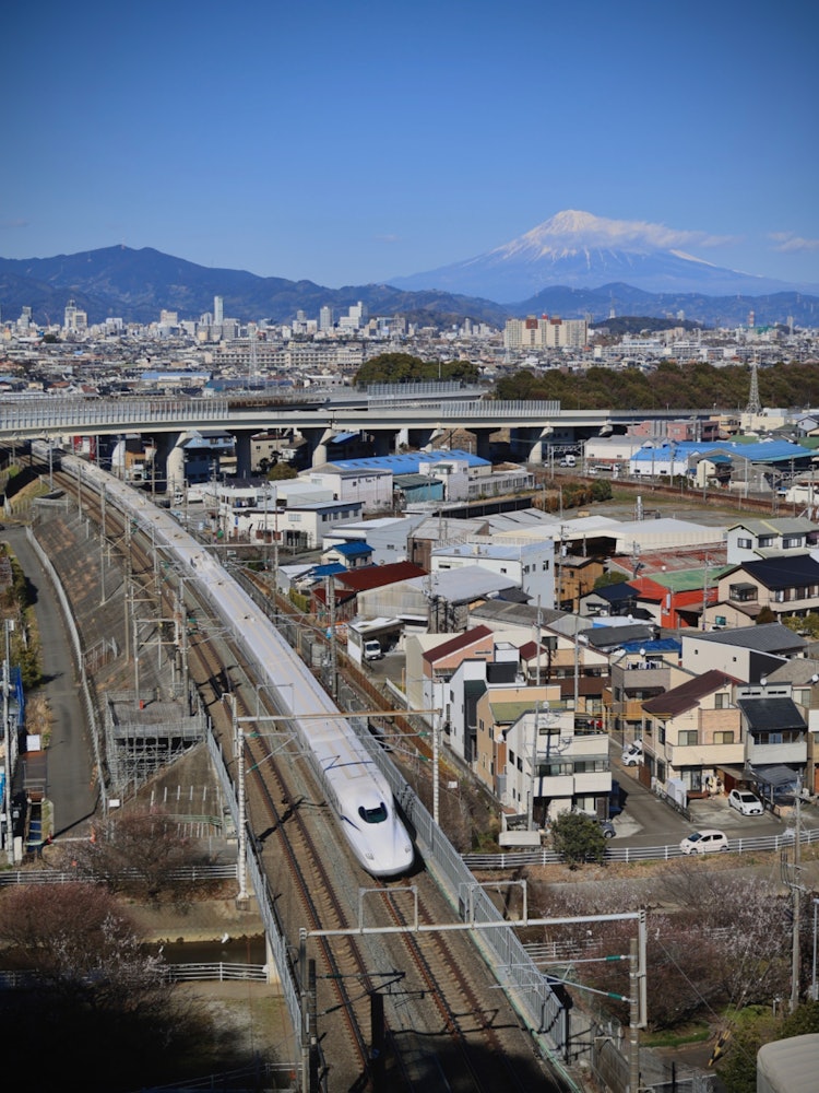 [相片1]静冈县静冈市，一个可以同时欣赏富士山和新干线的地方。据说这是新干线罕见的曲线。