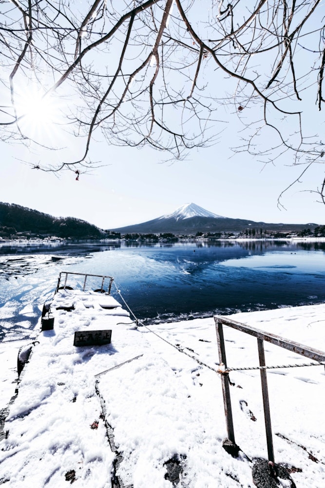 [相片1]这张照片是在山梨县川口湖畔拍摄的。前一天下雪了，这天清晨很冷。因此，空气清新，富士山看起来非常美丽。