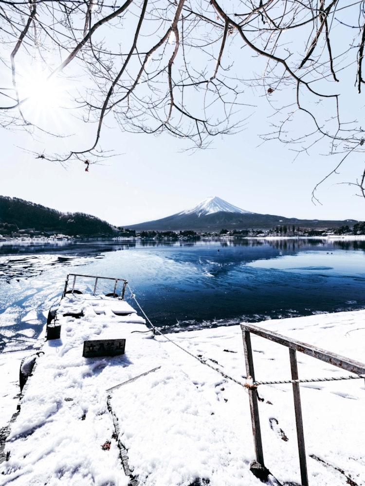 [画像1]こちらは山梨県にある河口湖の湖畔にて撮影しました。前日には雪が降り、この日の早朝はかなり冷え込んでいました。そのため空気が澄んでいて、富士山がとても綺麗に見えました。