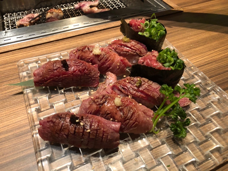 [相片1]大阪府大阪市梅田的「二屋萬能」的「烤肉壽司拼盤4件2份」。