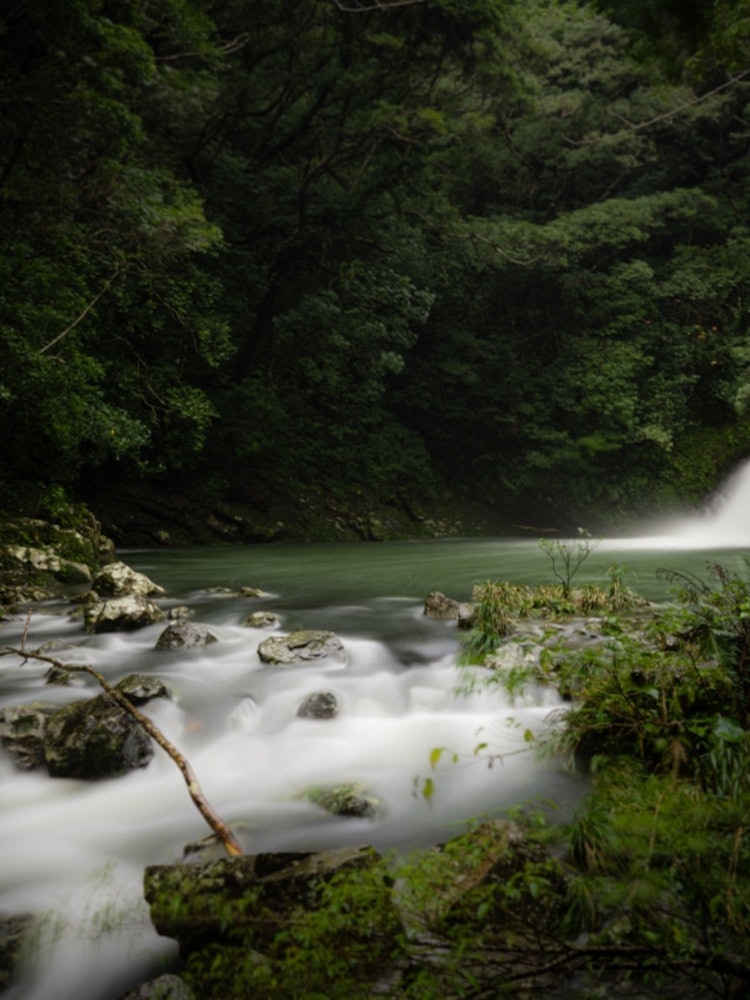 [画像1]奄美大島の秘境【マテリヤの滝】を撮影したものです。また、この目で見れる日を夢に…