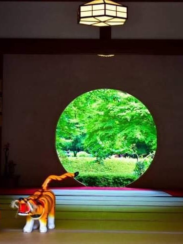 [이미지1]일본의 미적 개념은 원형 창으로 둘러싸인 정원이나 자연의 풍경의 아름다움을 중심으로 발전했습니다. 원형 창을 
