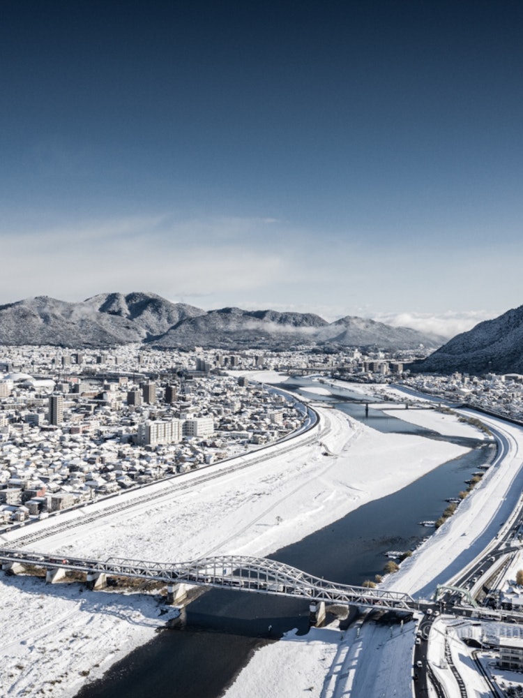 [Image1]This is an aerial view of Gifu City covered in snow.