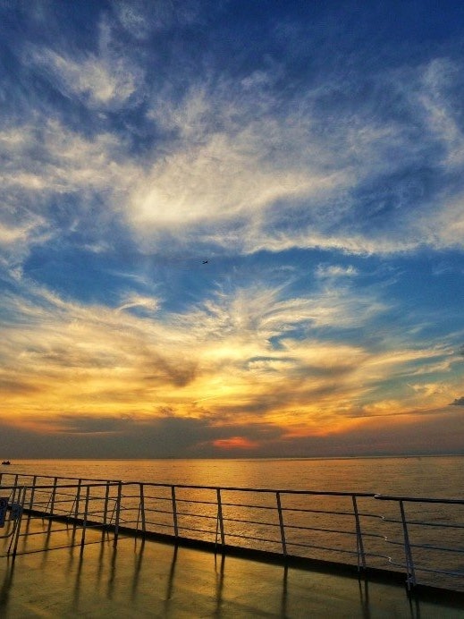 [Image1]I went from Osaka to Kyushu by ferry. The sunset view from the observation deck was very beautiful.