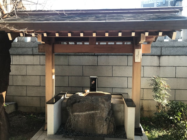 [画像2]先日駒込を通りかかったとき、駅前の趣のある小さな神社に出くわしました。江戸時代に創建されたそうですが、明治時代まで神社のようには見えませんでした。また、彼を取り巻くさまざまな神話を持っているオクニヌシ