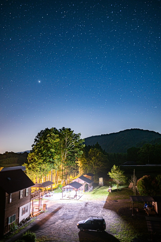 [画像1]栃木県でキャンプをした時の写真です。 みんなで夜遅くまで話をしていて星空が綺麗だったので少し離れた所から撮影しました📸治安の良い日本であれば夜が更けても楽しく遊んでいる事が出来ます！ 少しですがホタル