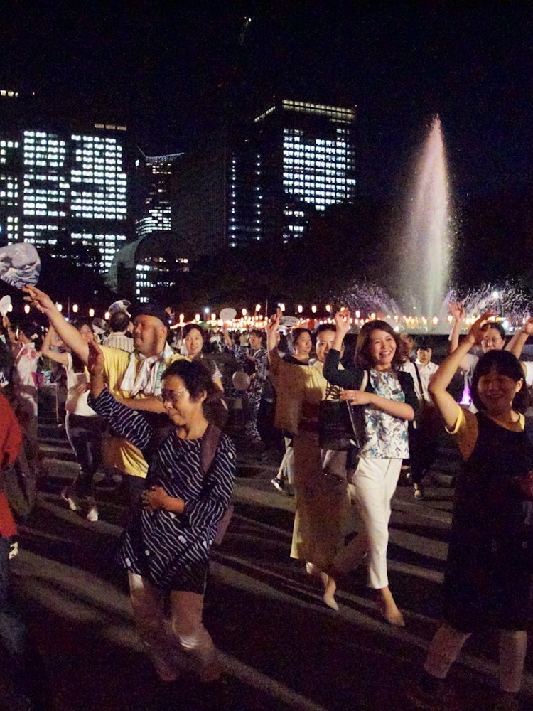 [画像1]千代田区日比谷公園の盆踊りの様子です。 近くのオフィス街からの通勤帰りの人たちがたくさん参加するのが特徴です