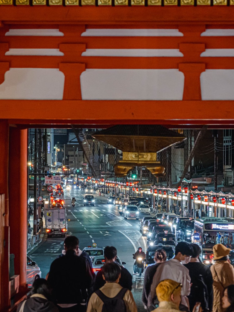 [Image1]It is the Yasaka Shrine West Tower Gate where you can see the scenery of Kyoto Shijo Street.It is a 