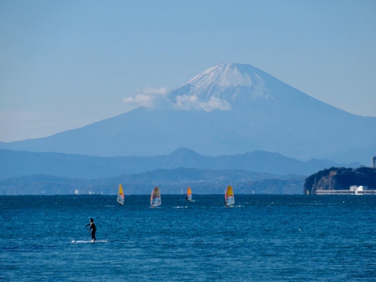 [画像1]まだ肌寒い小春日和の日、富士山を臨みマリンスポーツを楽しむ光景はなんともウキウキします。 今年はSUPに挑戦しようかな。