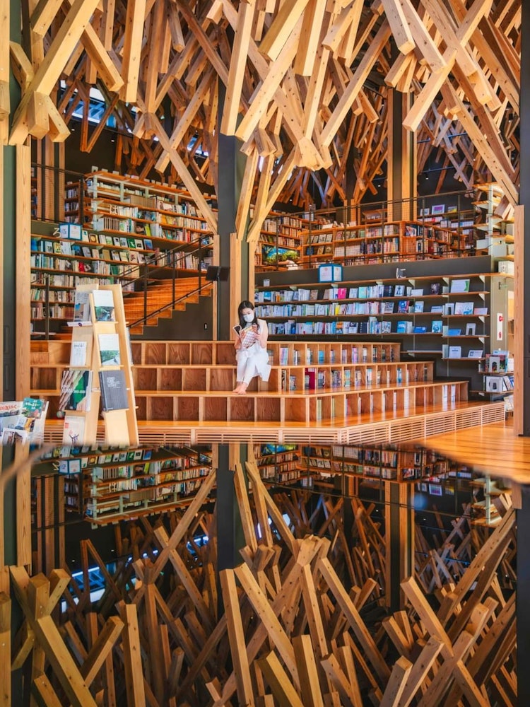 [画像1]四国カルストの帰りに立ち寄った高知県梼原町の雲の上の図書館妻が本好きで喜ぶかなと思い立ち寄ったのですが、私の方が感動し広い空間と木の温もりが伝わり凄く居心地のいい場所で、地元の子達が勉強していて、凄く