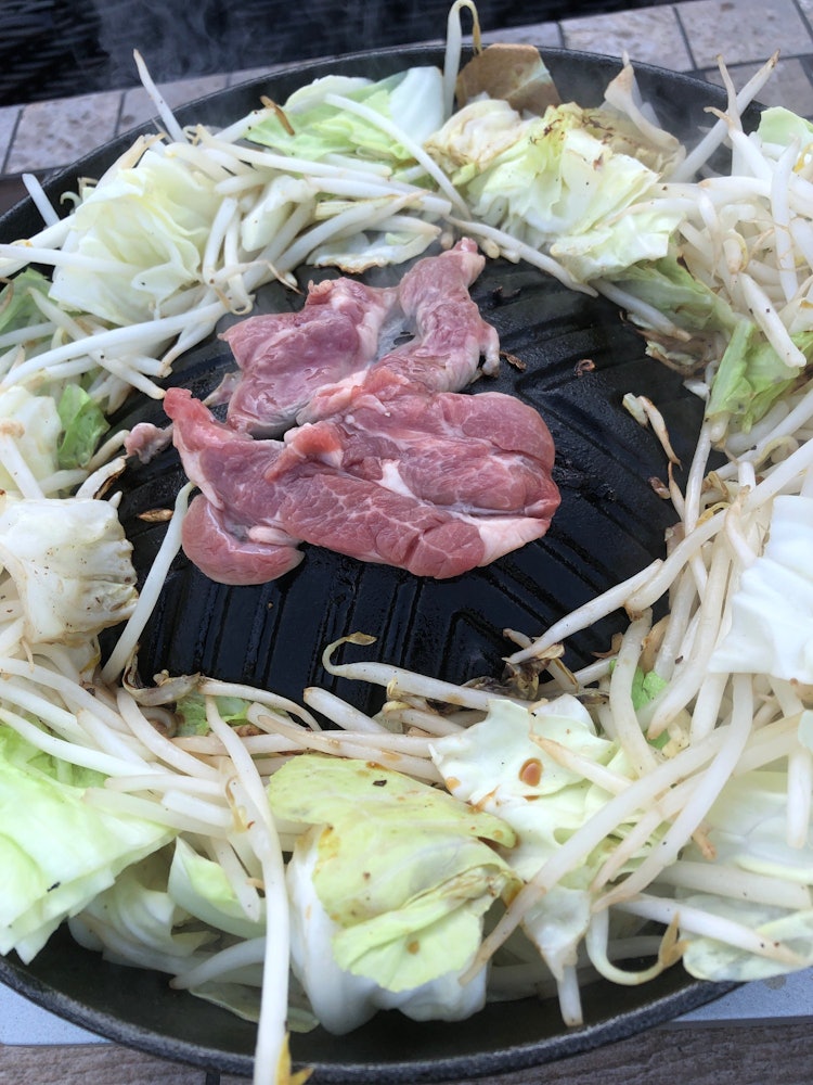 [画像1]日本人の食卓 。 コロナ禍でなかなか外食にいけないので自作料理で外食した気分に浸っています。 週末天気が良かったので屋外でジンギスカン。 ラム肉は美味しくとってもヘルシーです。