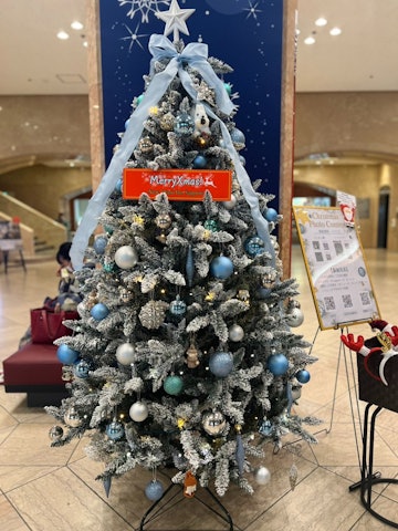 [相片1]前幾天，酒店正門裝飾了一棵聖誕樹 🎄今年，薄荷藍和閃光裝飾很可愛 💕還有小熊和聖誕老人，所以請尋找它們！在柱子的右側，我們還準備📷了一個拍照點我們還準備了雪人帽和馴鹿頭帶，所以請用它們⛄拍照我們還將舉