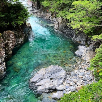 [相片2]【大桑村】阿寺溪谷被認定為日本遺產的阿寺溪谷是一個鬱鬱蔥蔥的風景區，周圍環繞著翠綠色和茂密的國家森林的清澈溪流。 周圍環繞著一條名為「阿寺藍」的美麗河流和深綠色植物，是木曾最大的景點之一。 木曾五木生