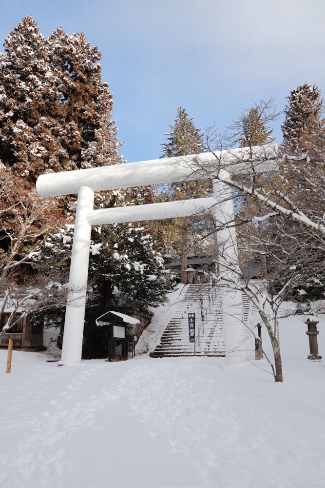 [画像1]福島県猪苗代町にある土津神社、白い鳥居と雪が大変きれいです。子供の神様で有名な土津神社、子供の成長を願いいつも来ています。