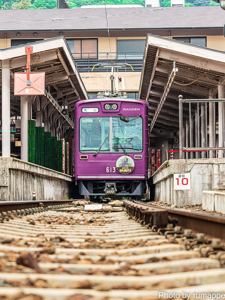[画像1]京都嵐山に行くために利用した路面電車です。 普段関東に住んでいて路面電車を見かけないのでパシャリとローアングルからの構図から撮ってみました。電車の色も紫と可愛く思い出に残る写真です。
