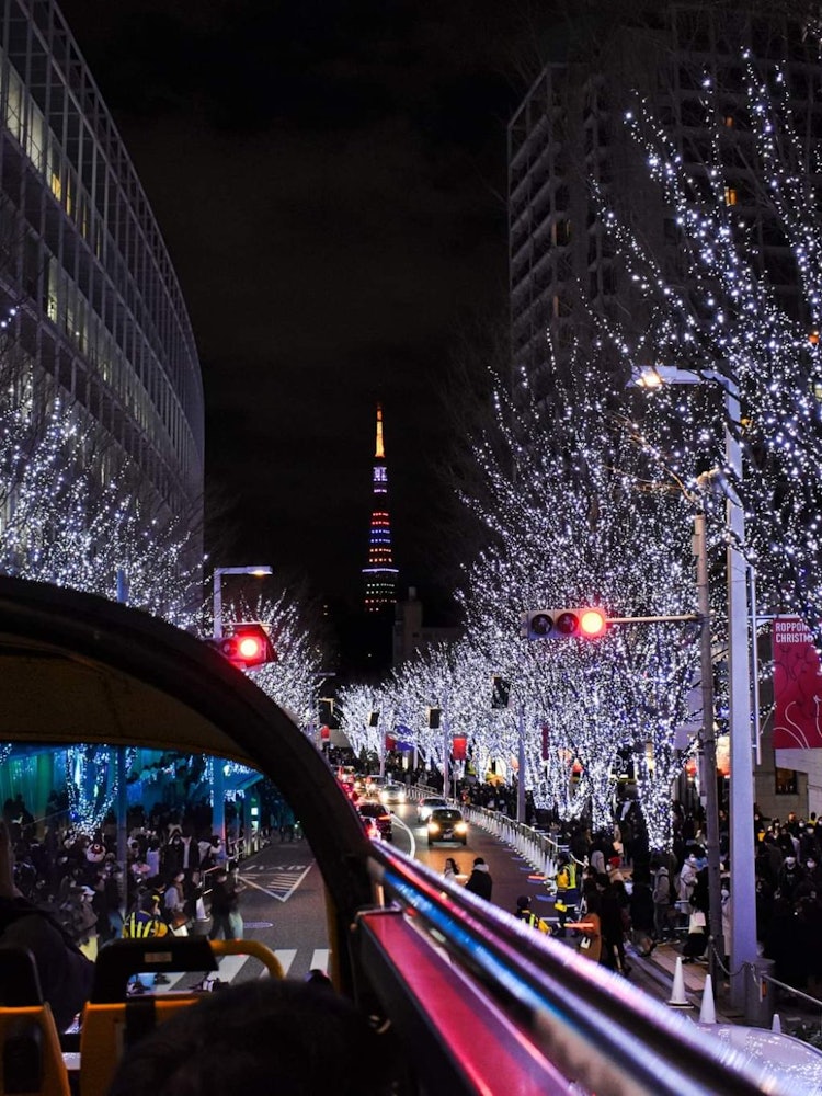 [画像1]けやき坂の冬のイルミネーションは、東京で最も人気のあるイルミネーションの1つです。私はこの美しい冬のイルミネーションをバスのホップで楽しんだ。バスからも東京タワーの美しい景色を楽しめました。本当に思い
