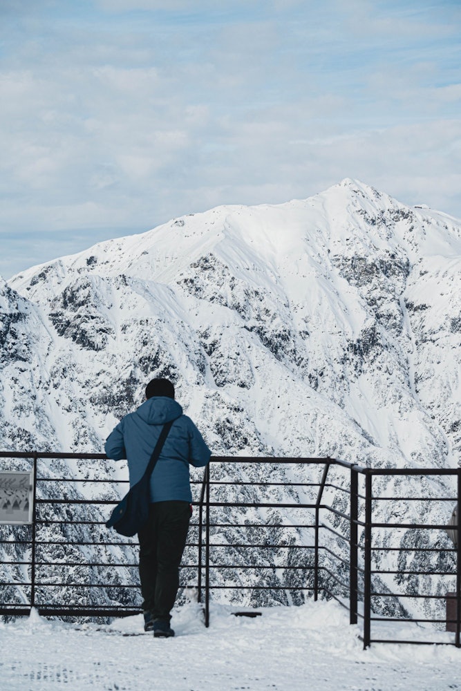 [相片1]這是一個欣賞北阿爾卑斯山壯麗的雪景的遊客。 您不會厭倦觀看北阿爾卑斯山的白雪皚皚的風景。