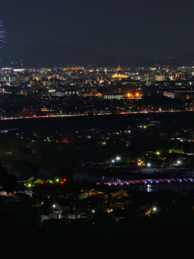 [画像1]珍しい京都・嵐山花火です。京都の夜景も素敵ですよ。