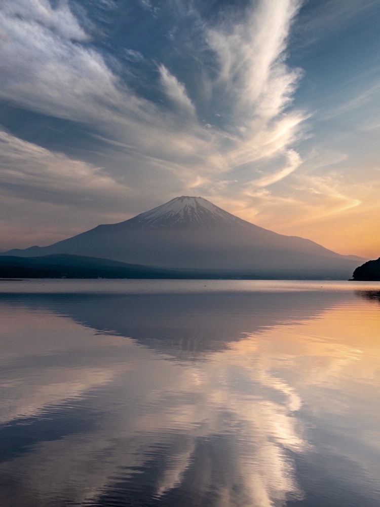 [Image1]Obsessed with the charm of Mt. FujiFuji with clouds
