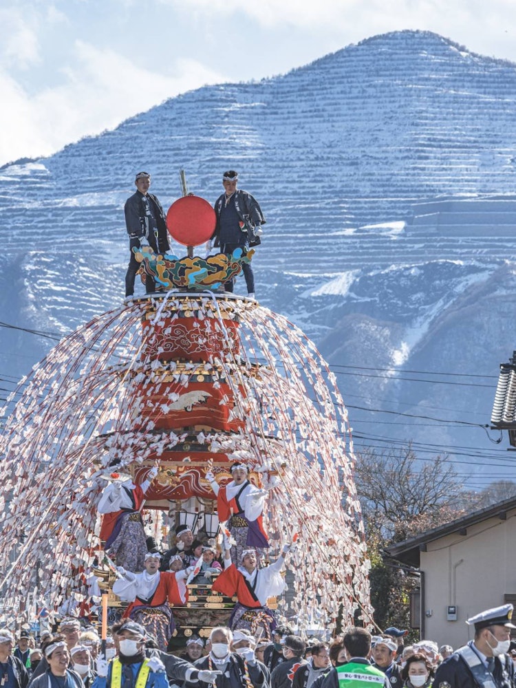 [画像1]秩父の春を迎えるお祭り🌸こちらは、埼玉県秩父市で開催された「山田の春まつり」です。毎年3月2週目に開催されます。秩父の春を迎えるお祭りなので、山車が各神社にご挨拶しに行き、夜には花火が上がります🎇来年