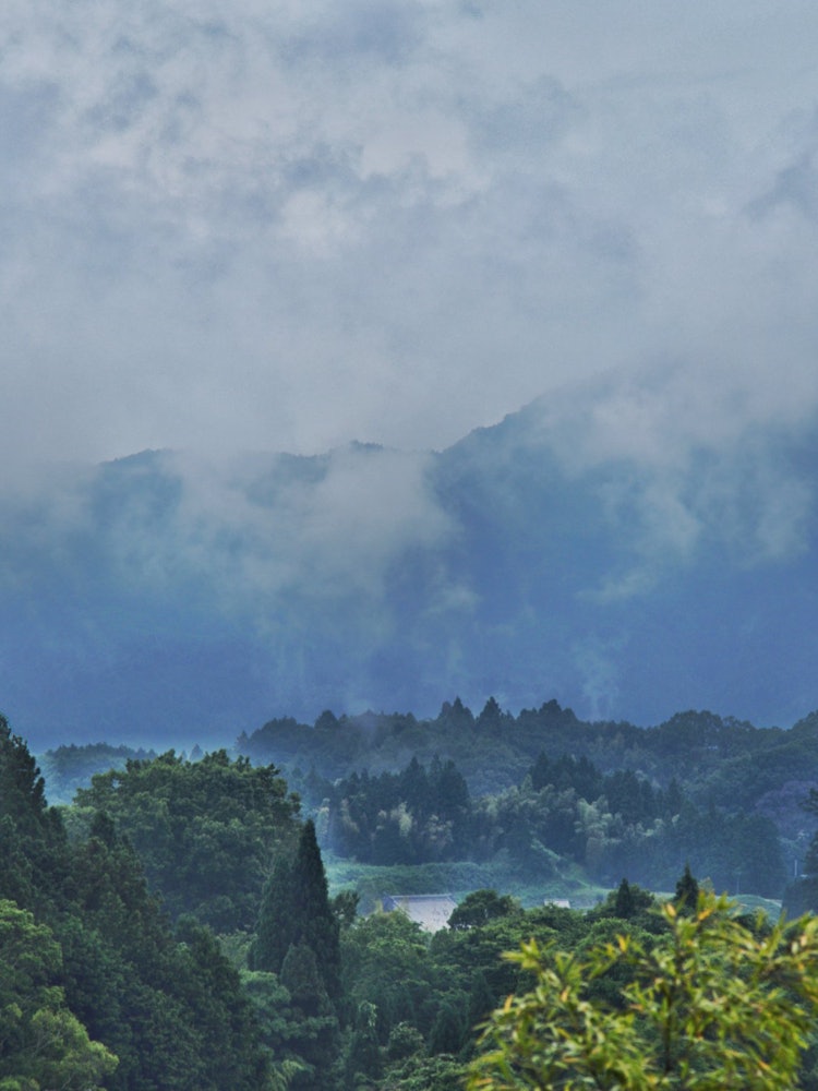 [Image1]Mt. Daewoo, Nara Prefecture The mountain range seen from the Hongo reservoir.