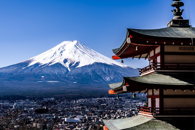 [画像1]背景には富士があります。正面の忠霊塔。必見。