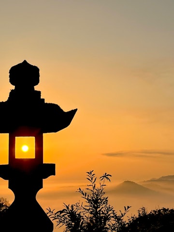 [画像1]『夜明けの合図🔔』2023.11.3 am6:44 兵庫県加西市網引町にある周遍寺に行ってきました。憧れの雲海撮影。 夜明けからスタンバイして、日の出をまち、眼下に雲海を見下ろす。オレンジ色に染まる朝