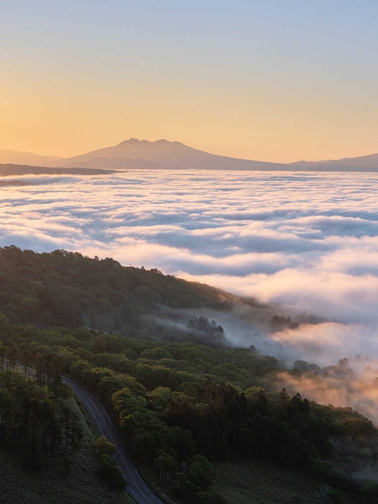 [Image1]The sea of clouds of Lake Kussharo heralds the arrival of early summer.The view of the morning sun f