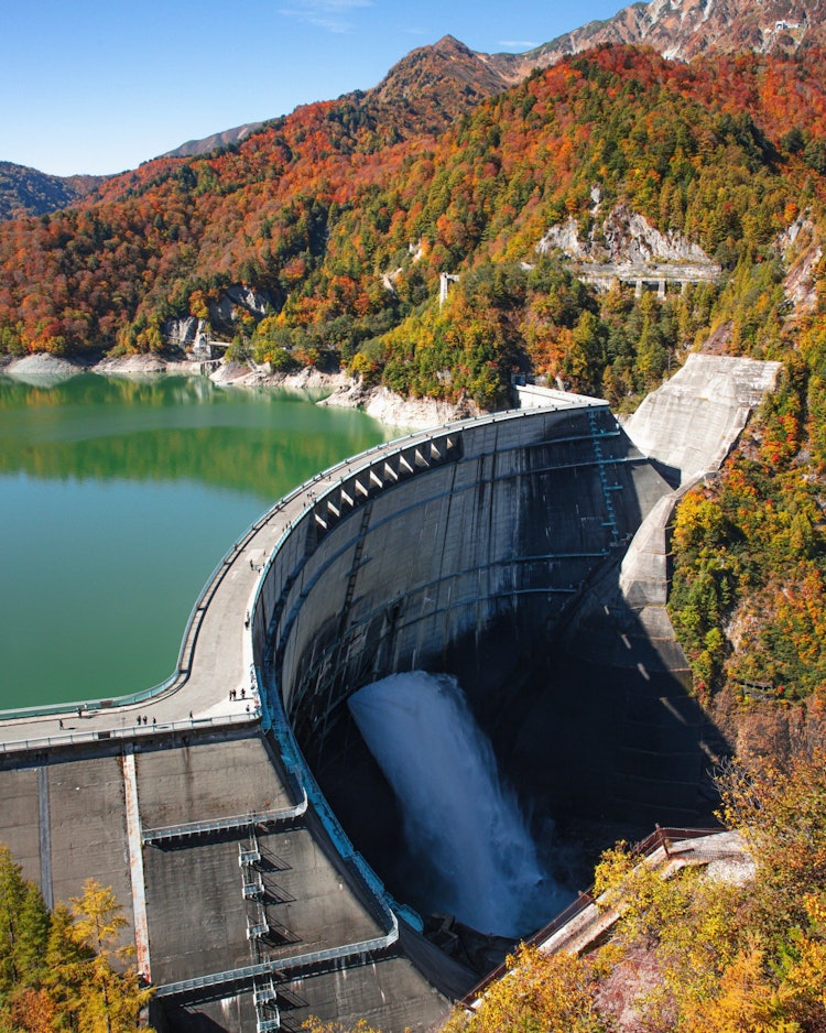 [이미지1]구로베 댐은 건설에 많은 역사가 있습니다이곳은 도야마현과 나가노현의 경계에 있는 구로베 댐입니다.공사 중 다양한 어려움을 극복한 것으로 유명합니다.댐까지 전기 버스로 10분, 도보