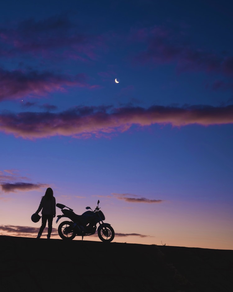 [이미지1]하츠카이치, 히로시마초승달🌙을 바라보며 실루엣 📸 사진 찍기매직 아워와 초승달이 있는 매우 아름다운 새벽이었습니다.