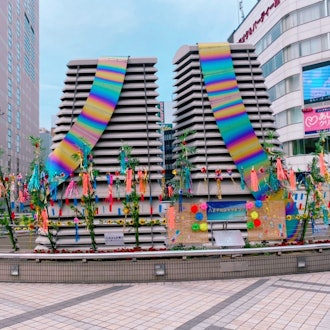 [이미지1][영어/일본어]칠석 장식이 하치오지 역 앞에 나타났습니다. 바람에 펄럭이는 종이 조각은 매우 시원합니다. 본교에서는 칠석 이벤트도 개최하고 있습니다. 학생들은 탄자쿠 스트립에 소원
