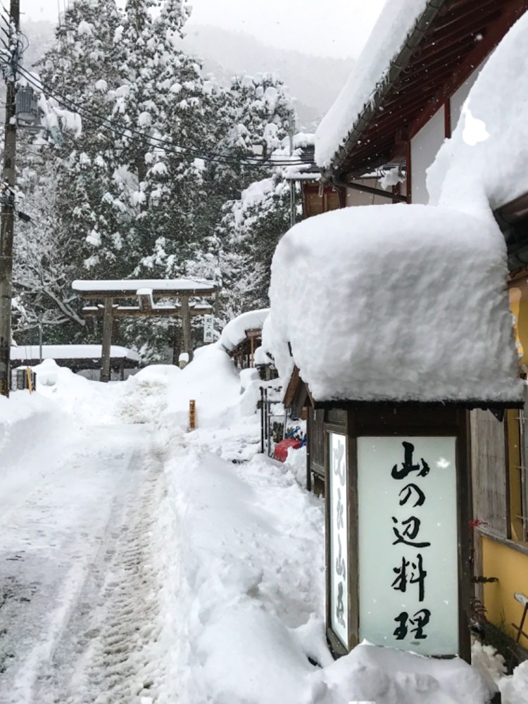 [画像1]日本ジビエの最高峰と言われる「比良山荘」。 訪れるなら断然寒い季節がオススメ。お目当てはこの時季ならではのツキノワグマの鍋「月鍋」。白い静寂の中、身も心も芯まで温めてくれます。