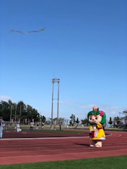 [画像2]お正月の遊びといえば、凧揚げ。南風原町（はえばる）のイベントで凧揚げ大会があったのでオリジナルの凧を作って参加しました。風の力を頼りに空へと高く飛んでいる凧は見ていてとても気持ちがよいです。はえるん（