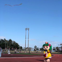 [相片2]新年遊戲之一是放風箏。在Haebaru活動中有一個放風箏比賽，所以我製作了一個原創的風箏並參加了。一隻風箏高高飛向天空，依靠風的力量，觀賞起來非常愜意。即使有HAERUN也能輕鬆飛行☆