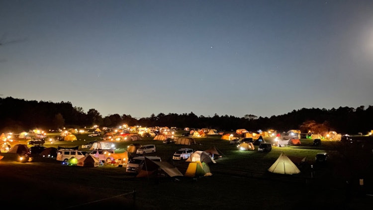 [画像1]森のまきばオートキャンプ場の夜はイルミネーションのように綺麗です。
